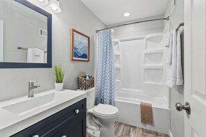 Hair dryer, towels, soap, shampoo - King bed 2BR Suite in the Heart of Appleton (Appleton)