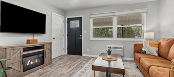 King bed 2BR Suite in the Heart of Appleton