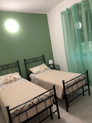 Klassieke Twin kamer, privébadkamer | Een bureau, een laptopwerkplek, gratis wifi