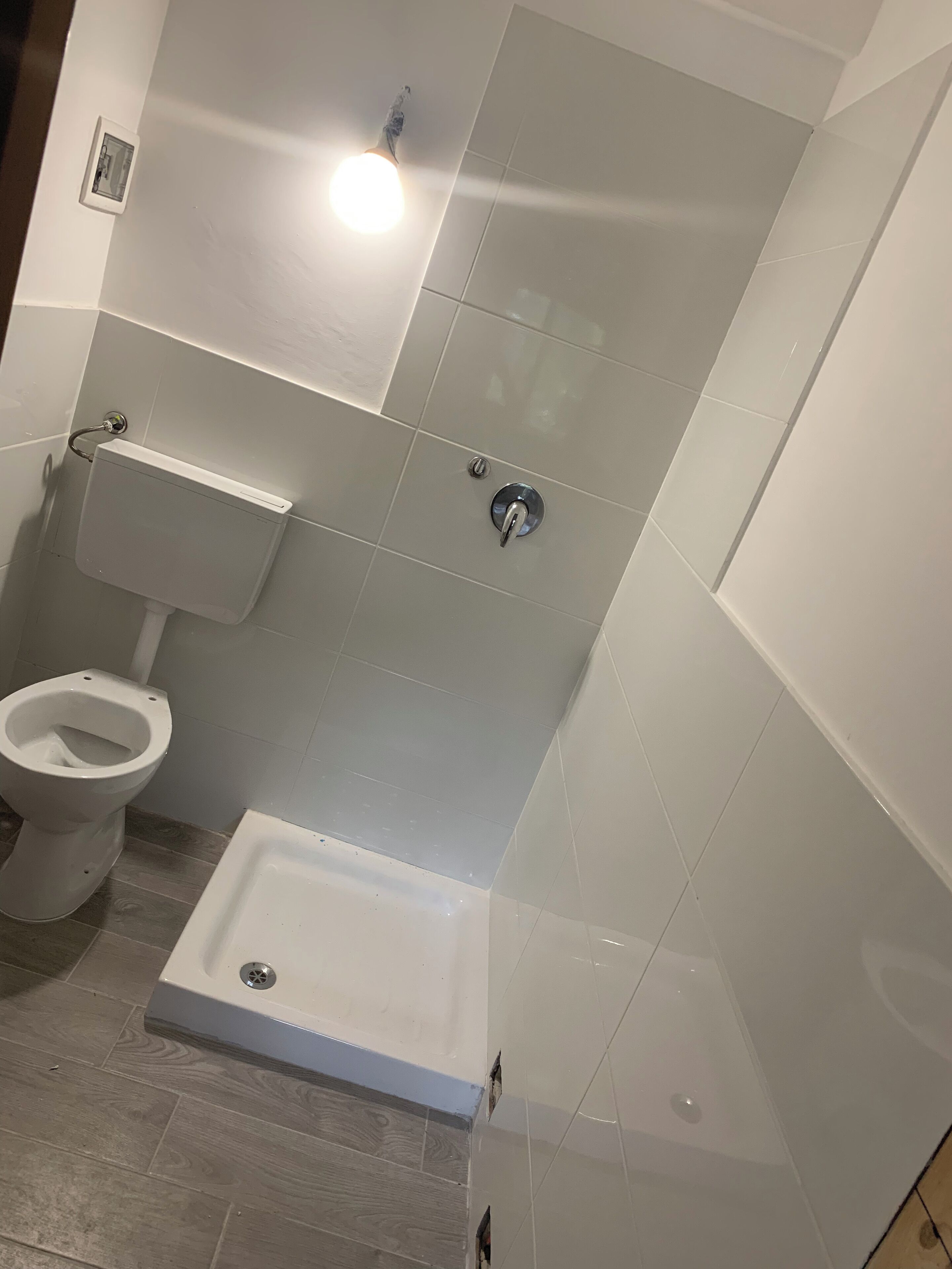 Un baño con inodoro, bañera y ducha.