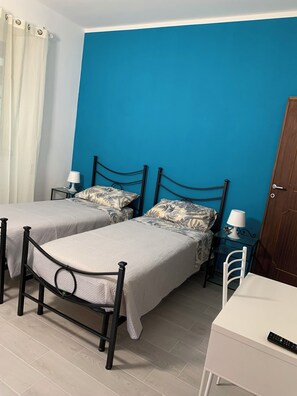 Chambre Standard avec lits jumeaux, salle de bain privée | Bureau, espace de travail pour ordinateurs portables
