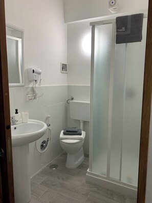 Classic Twin Room, Private Bathroom | Bathroom