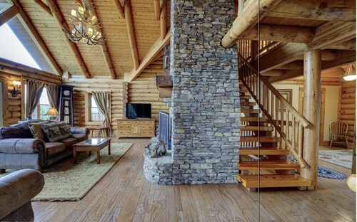 Large Cabin at Exit 407 - lots of parking