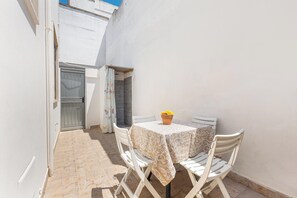 Outdoor dining - Casa Rosy by BarbarHouse (Torre Lapillo)
