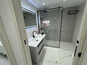 Dusche, Haartrockner, Bidet, Handtücher