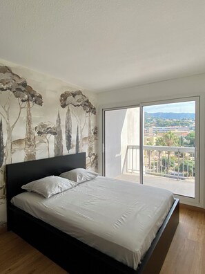 3 habitaciones, tabla de planchar con plancha y cuna de viaje 