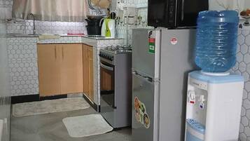 Refrigerador, microondas, horno y cafetera y tetera