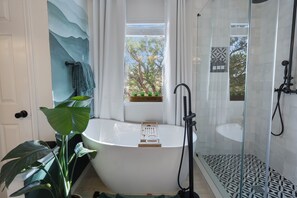 Shower, hair dryer, bidet, towels - Stylish Lake Travis Getaway! Beach Access, Poker & VR (Lago Vista)