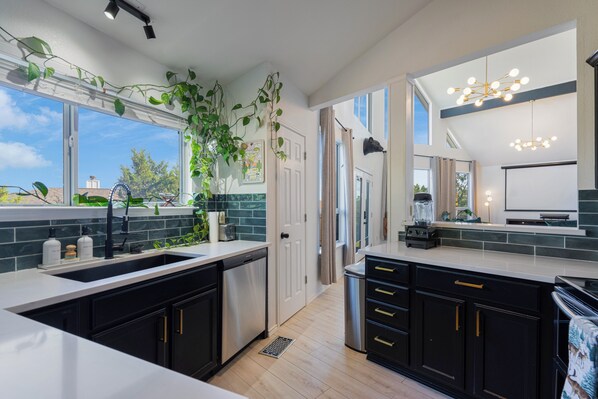 Microwave, oven, stovetop, dishwasher - Stylish Hill Country Hide Out (Lago Vista)