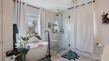 Een douche, een haardroger, een bidet, handdoeken