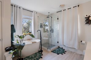 Shower, hair dryer, bidet, towels - Stylish Lake Travis Getaway! Beach Access, Poker & VR (Lago Vista)