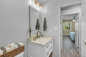 Sèche-cheveux, serviettes fournies