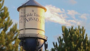 Una torre d'acqua con l'iscrizione 'Olde Town ARVADA'.