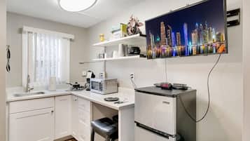 Refrigerador, microondas, parrilla de estufa y cafetera y tetera