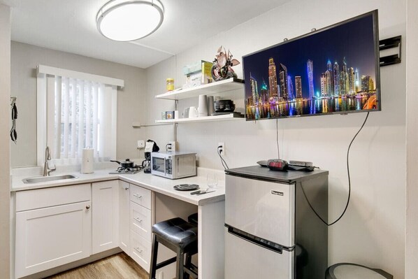 Fridge, microwave, stovetop, coffee/tea maker