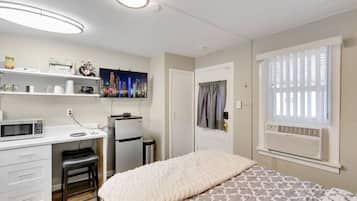 1 bedroom, desk, iron/ironing board, WiFi