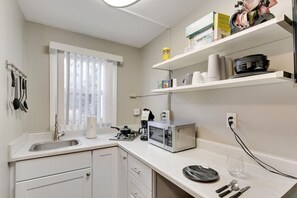 Geladeira, micro-ondas, cooktop, cafeteira/chaleira