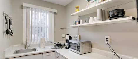 Frigorifero, microonde, piano cottura, macchina per tè/caffè