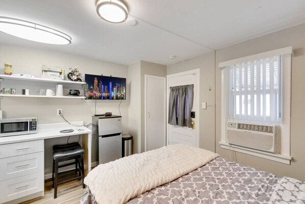 1 bedroom, desk, iron/ironing board, WiFi