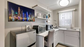 Réfrigérateur, micro-ondes, four, plaque de cuisson