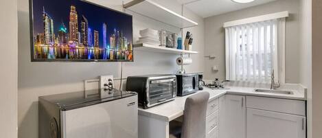 Een koelkast, een microgolfoven, een oven, een kookplaat