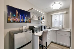 Fridge, microwave, oven, stovetop - The Arvada Hideaway – Olde Town Studio (Arvada)