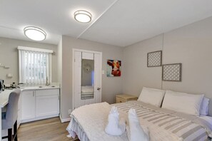 1 soverom, skrivebord, strykejern/-brett og wi-fi