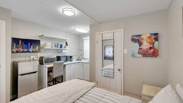 1 habitación, escritorio, tabla de planchar con plancha y wifi