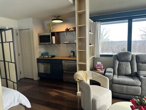 Smart-tv, een open haard, tafelvoetbal en boeken