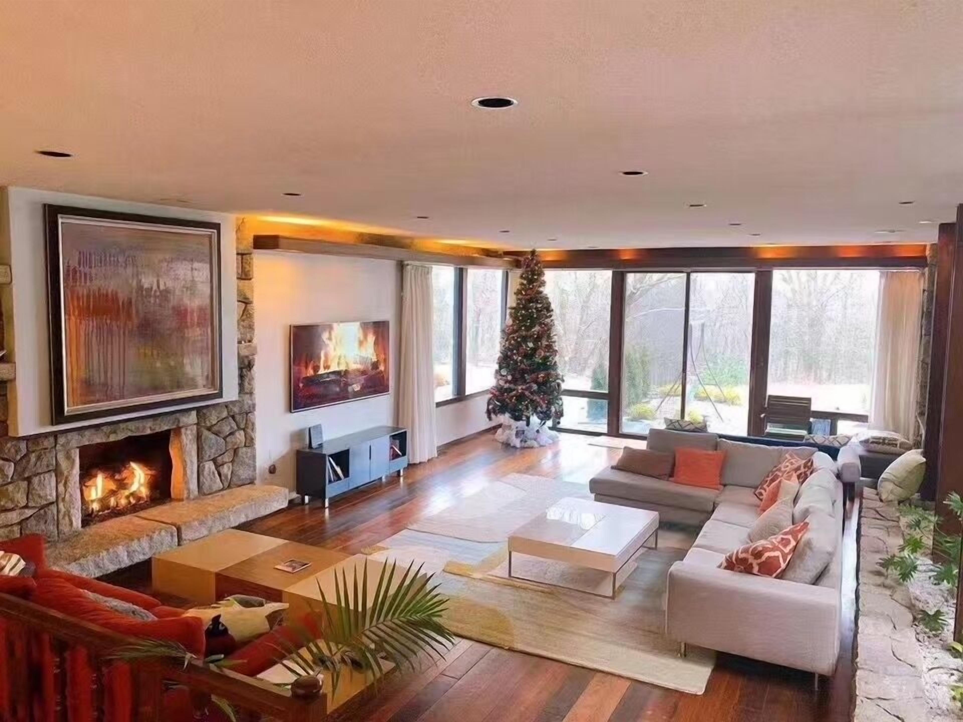 TV connectée, cheminée, baby-foot, livres