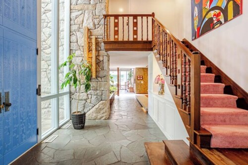 Oak Manor, a luxurious property on 6,6 acres.