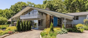 Oak Manor, a luxurious property on 6,6 acres.