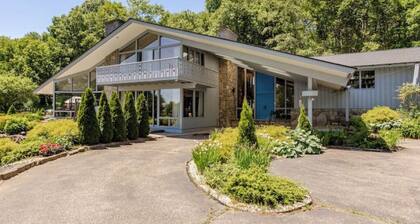 Oak Manor, a luxurious property on 6,6 acres.