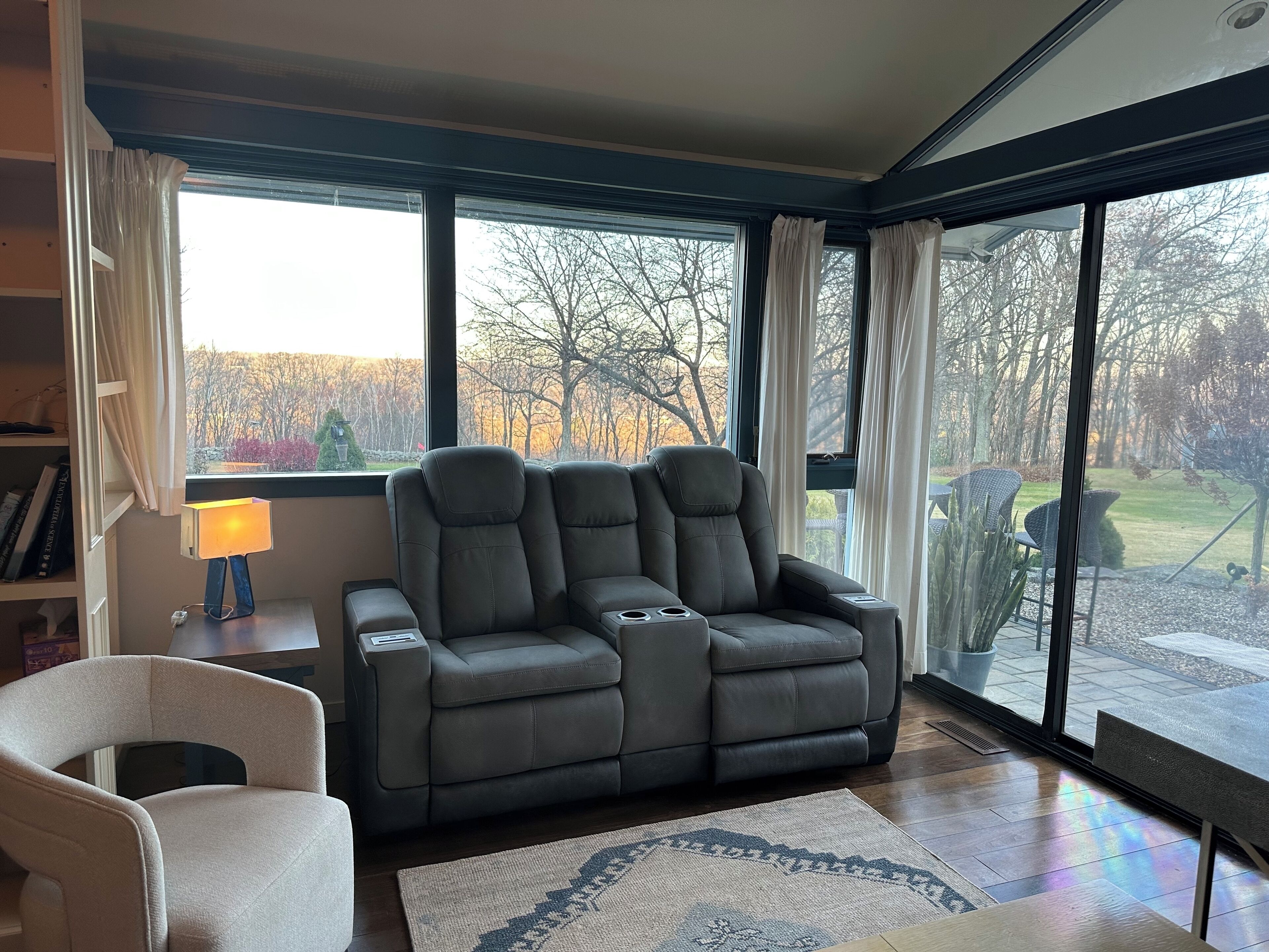 Smart TV, chimenea, futbolito y libros 