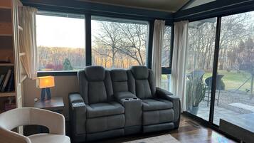 Smart-TV, Kamin, Tischfußball, Bücher