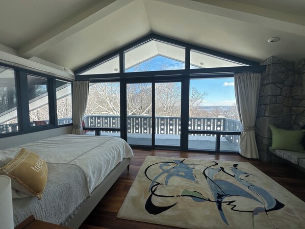 3 bedrooms, desk, iron/ironing board, travel cot