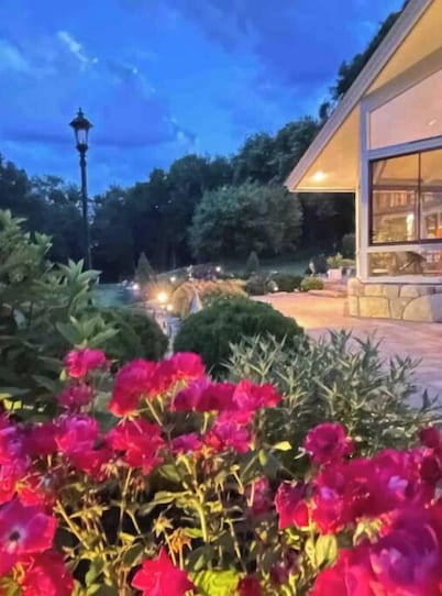 Oak Manor, a luxurious property on 6,6 acres.