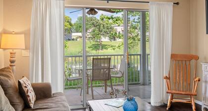 ꕥScenic Pond Views ♕Queen Beds ꕥSpacious End Unit