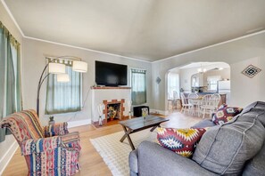 TV - Golden Luxe Bungalow | Walk to Downtown & Parks (Golden)