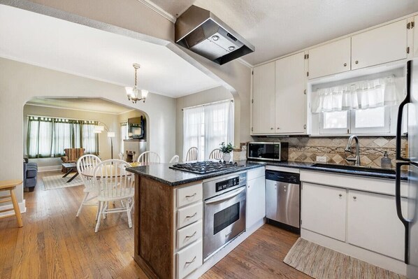 Réfrigérateur, micro-ondes, four, plaque de cuisson