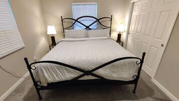 4 habitaciones, escritorio, tabla de planchar con plancha y wifi