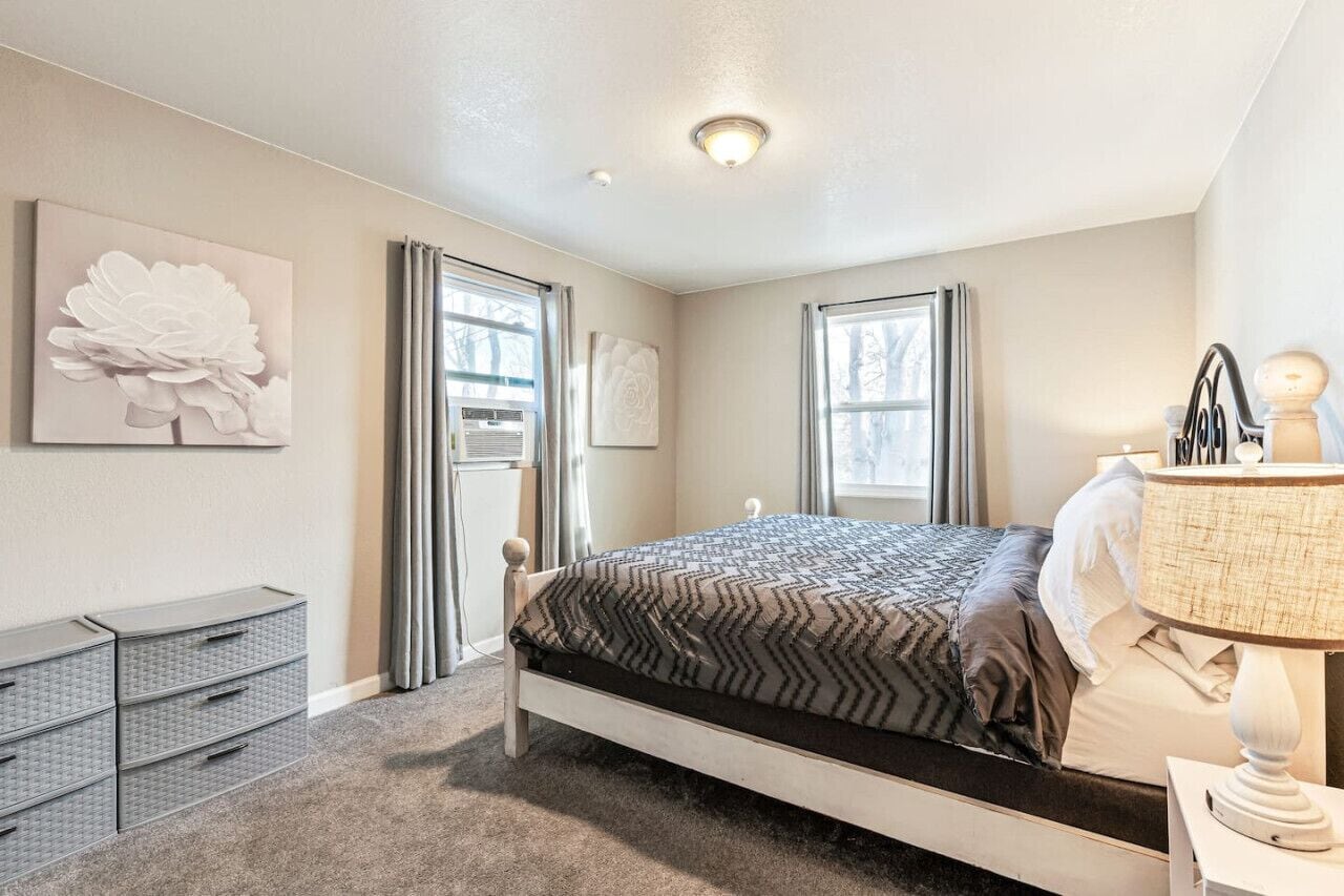 4 bedrooms, desk, iron/ironing board, WiFi