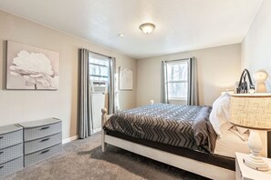 4 bedrooms, desk, iron/ironing board, WiFi