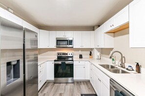 Kjøleskap, mikrobølgeovn, ovn og kokeplater