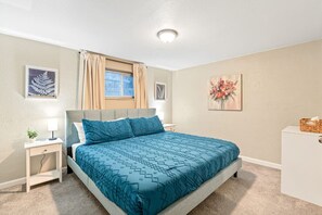 4 bedrooms, desk, iron/ironing board, WiFi