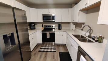 Refrigerador, microondas, horno y parrilla de estufa