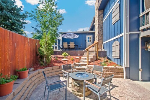 King suite w/ hot tub, fire pit, & luxe bathroom