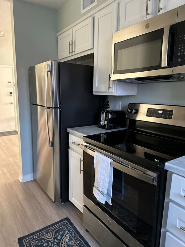 Réfrigérateur, micro-ondes, four, plaque de cuisson