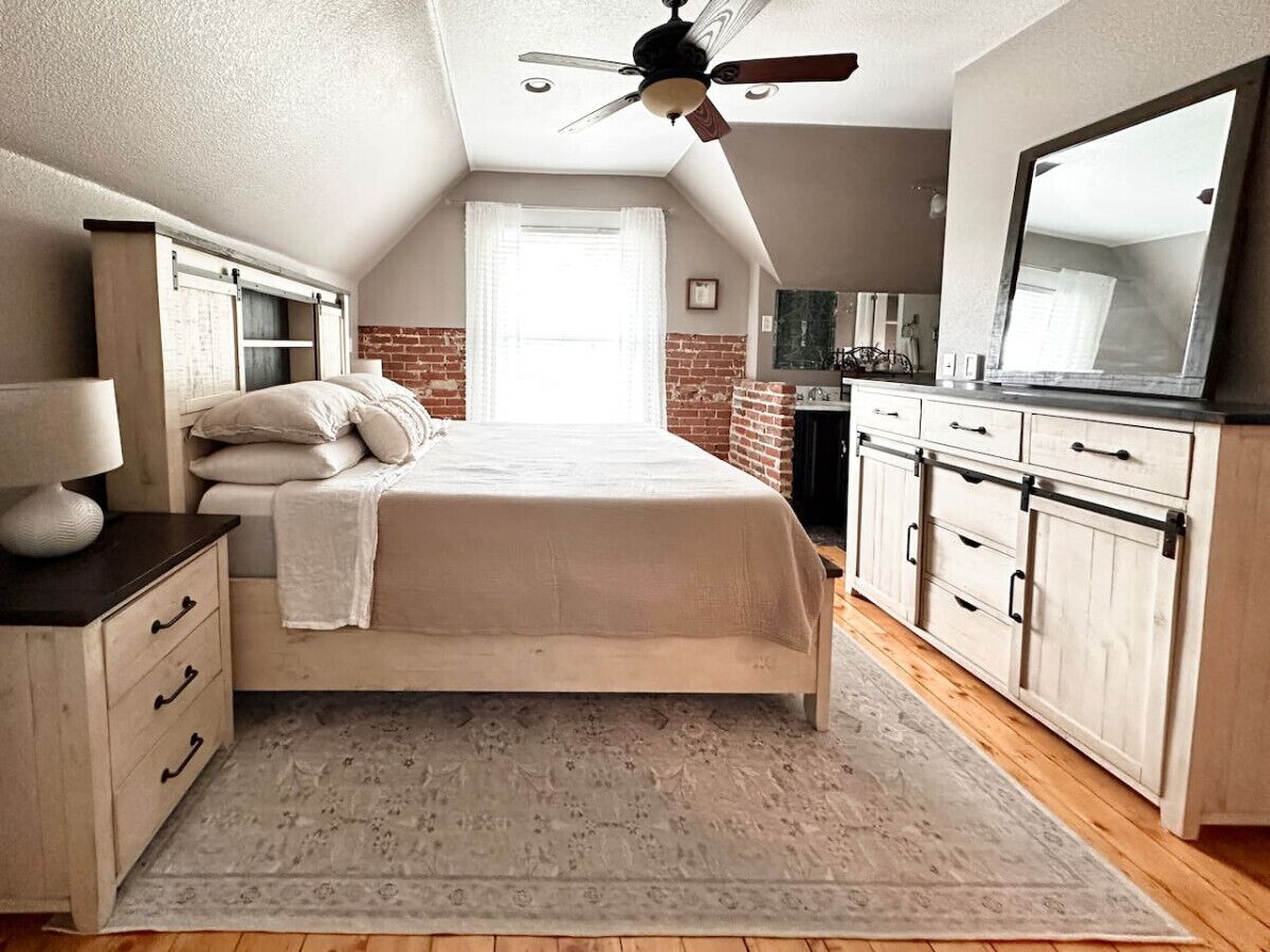 3 bedrooms, desk, WiFi, bed sheets