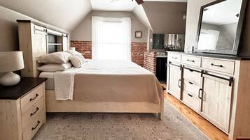 3 bedrooms, desk, WiFi, bed sheets